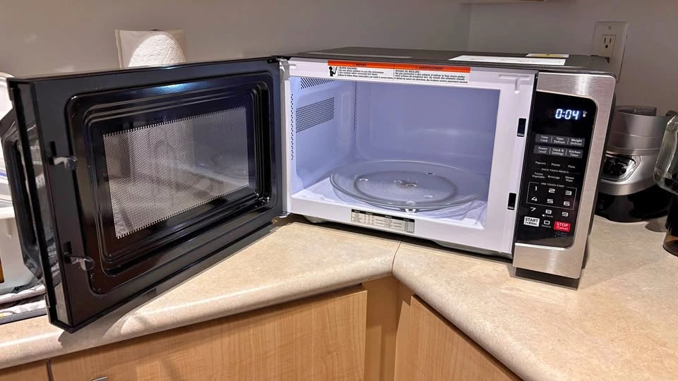 Toshiba 0.9 Cu Ft 900W Stainless Steel Microwave Oven