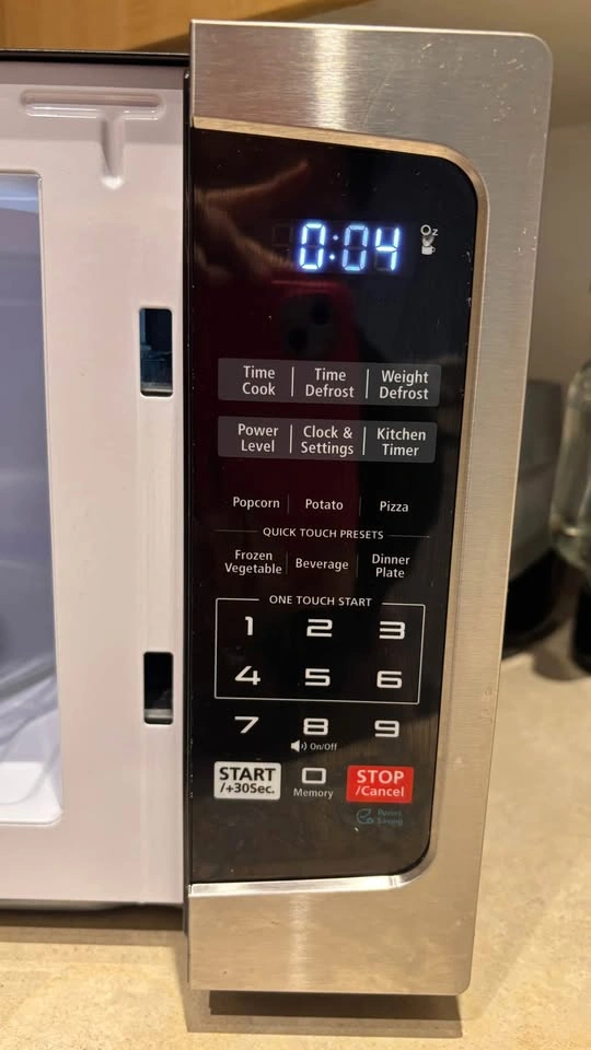 Toshiba 0.9 Cu Ft 900W Stainless Steel Microwave Oven - photo 2
