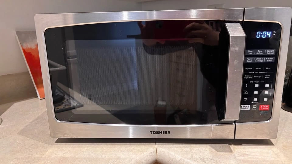 Toshiba 0.9 Cu Ft 900W Stainless Steel Microwave Oven - photo 3
