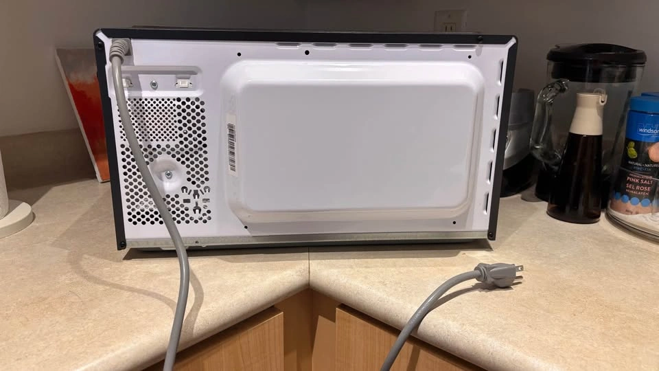 Toshiba 0.9 Cu Ft 900W Stainless Steel Microwave Oven - photo 4