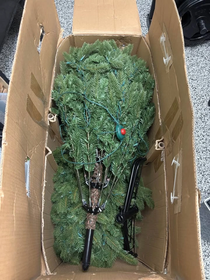 GE 7.5-ft Pre-Lit Artificial Christmas Tree – Color Choice LED L - photo 2