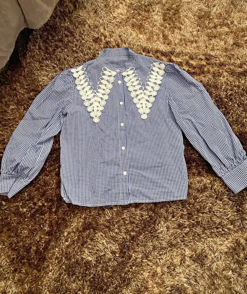 Blouse with lace collar XS