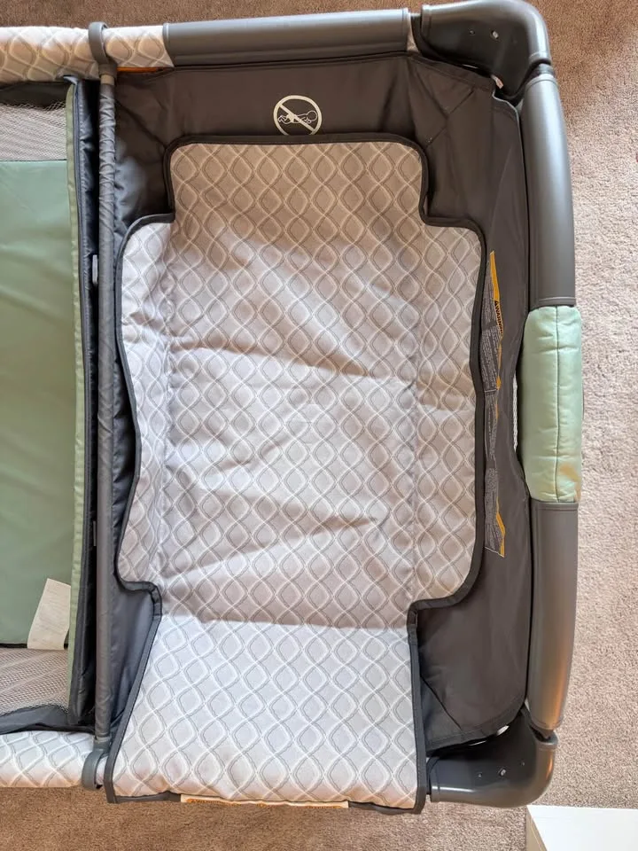 Graco Pack and Play Change 'n Carry Playard image indicator(3)