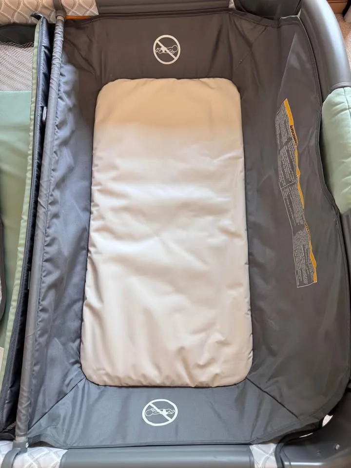 Graco Pack and Play Change 'n Carry Playard image indicator(4)