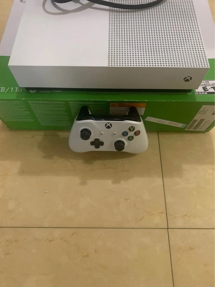 Xbox One S All-Digital Edition 1TB - photo 2