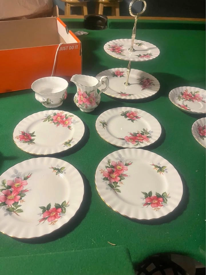 Vintage Royal Albert "Prairie Rose" 19-Piece Tea & Dessert Set