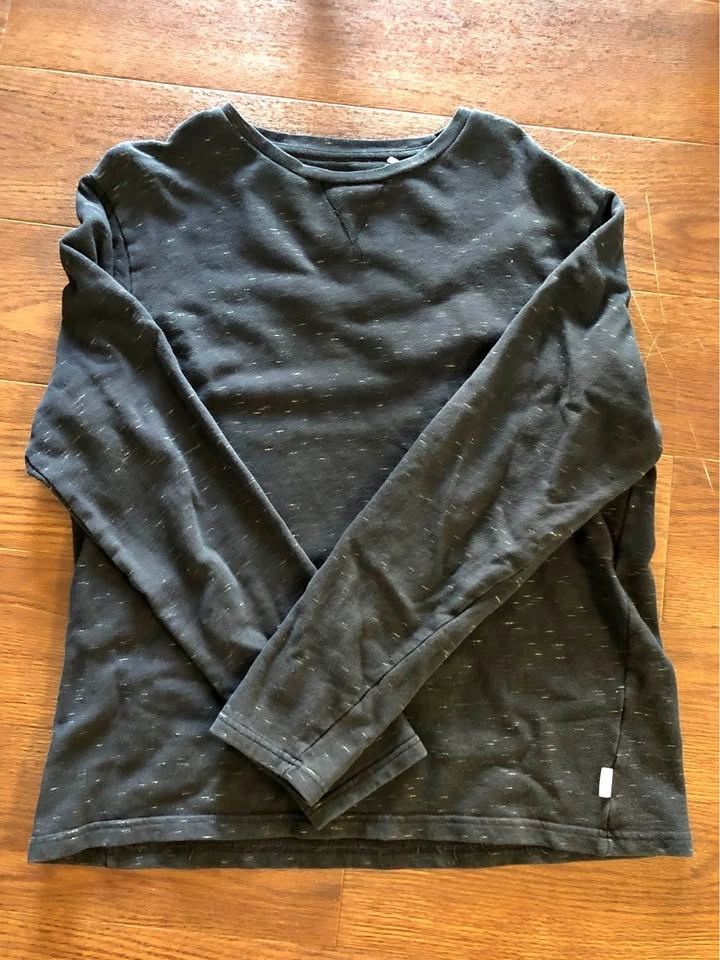 Men’s sweater, size L