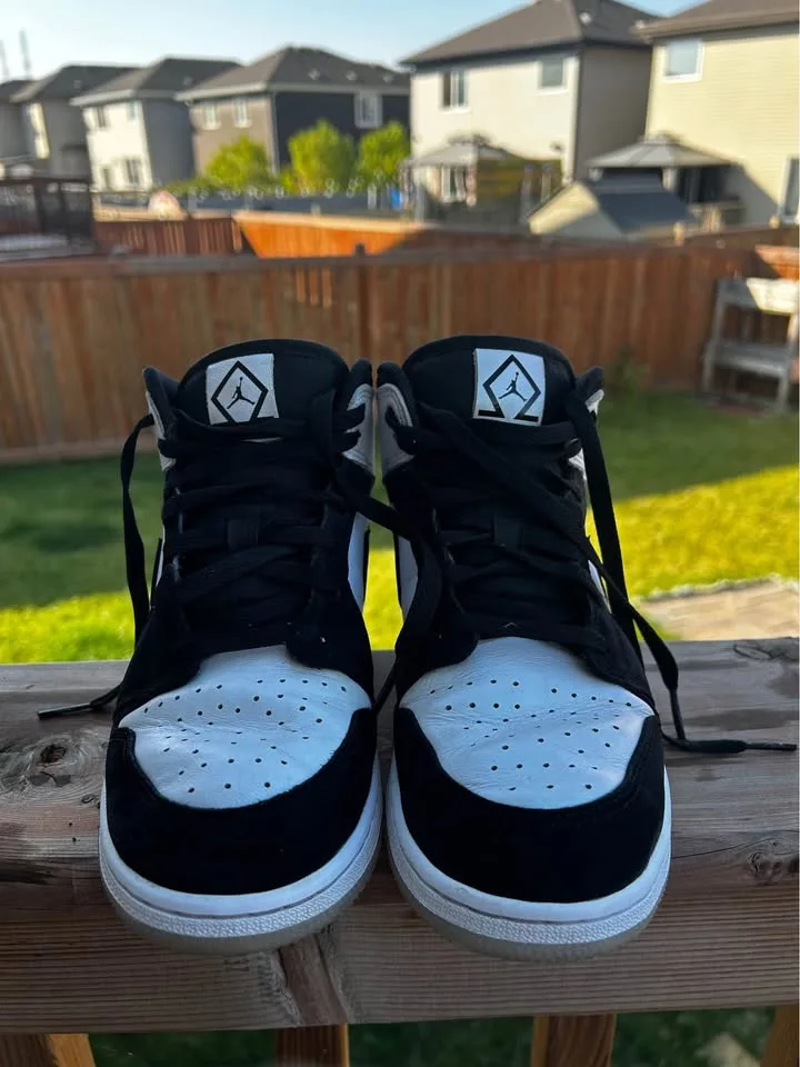 Nike Air Jordan 1 Mid image indicator(2)