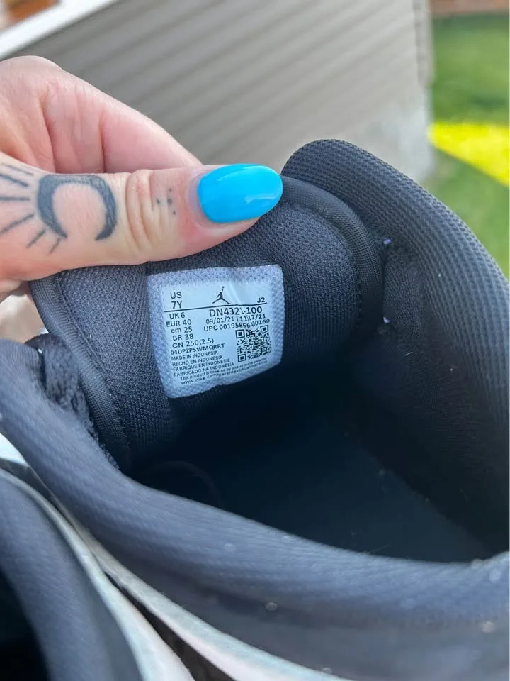 Nike Air Jordan 1 Mid image indicator(3)