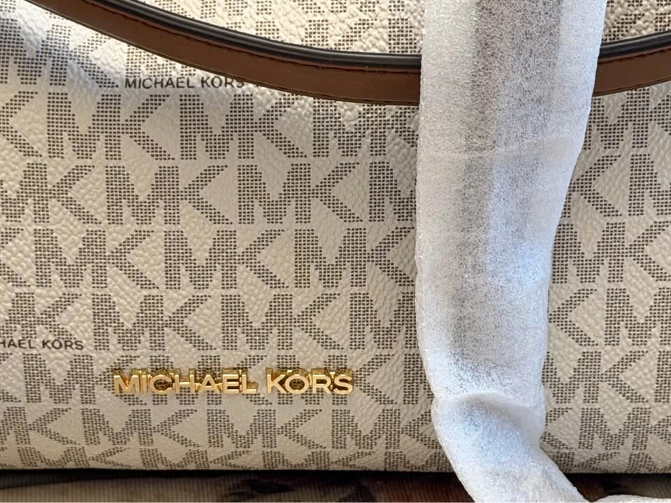 Michael Kors Sammy Shoulder Bag - photo 2