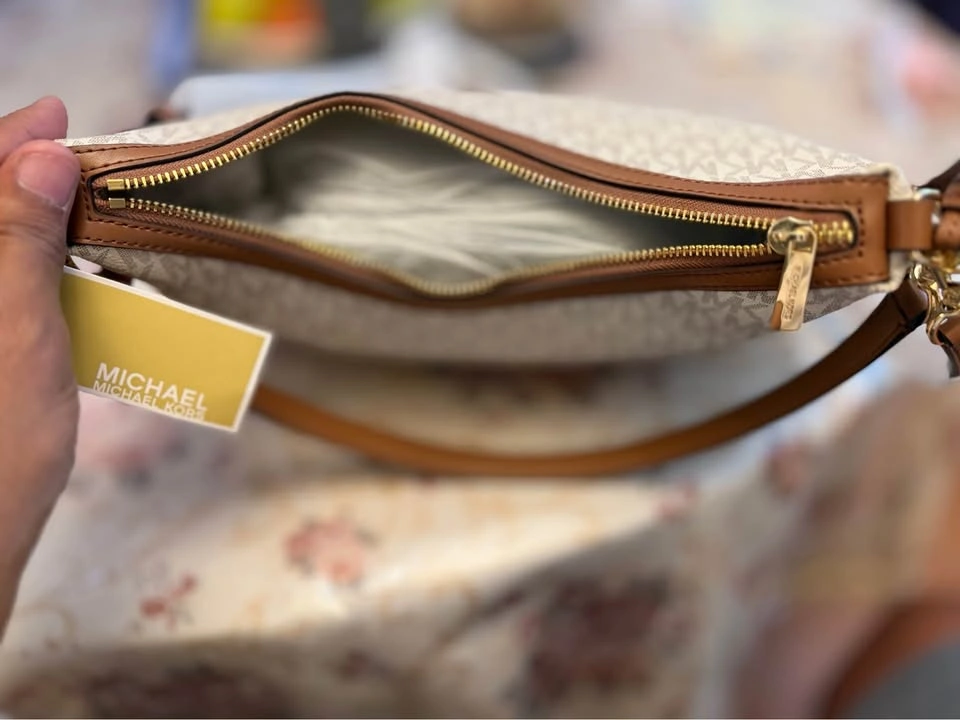 Michael Kors Sammy Shoulder Bag - photo 4