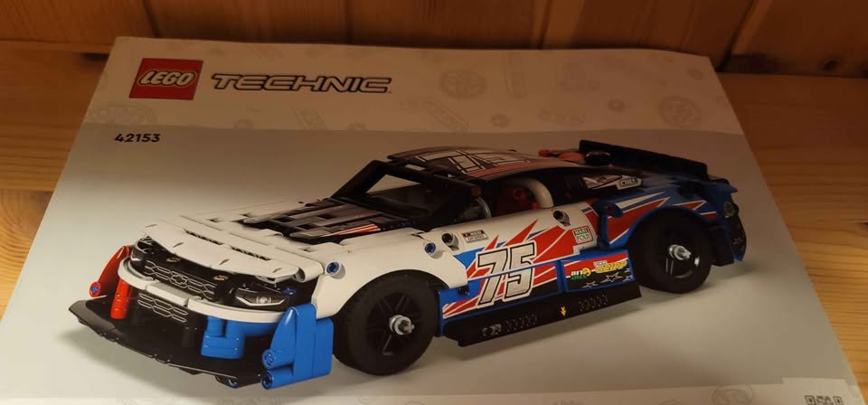 Used Lego set NASCAR Next Gen Chevrolet Camaro 42153 - photo 2