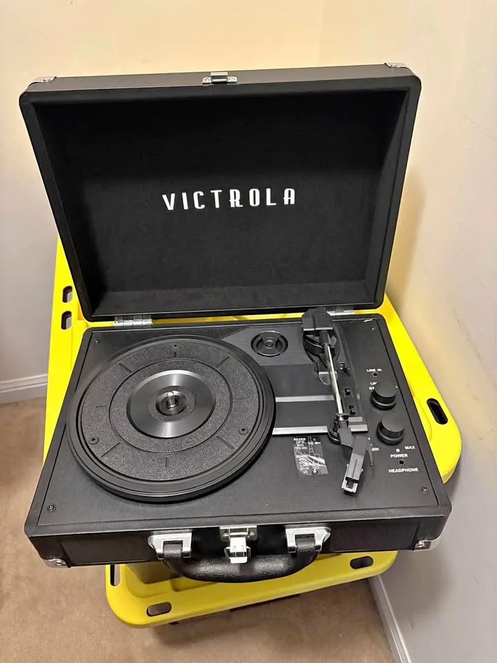Vintage 3 Speed Bluetooth Suitcase Turntable, Black thumbnail
