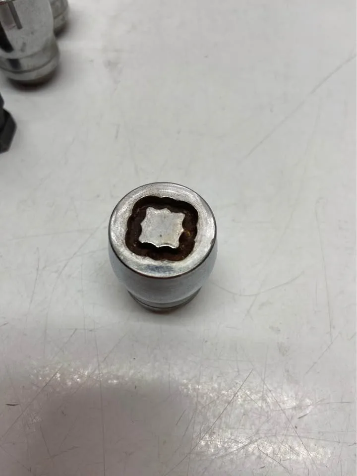 Wheel lock nuts image indicator(3)