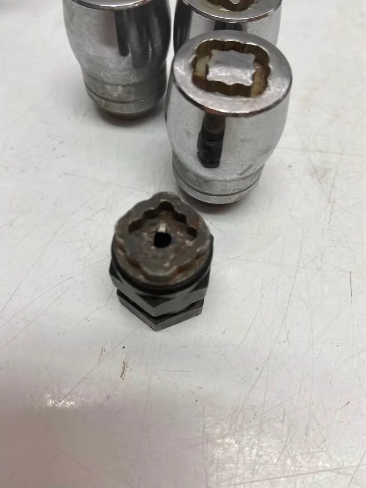 Wheel lock nuts image indicator(4)