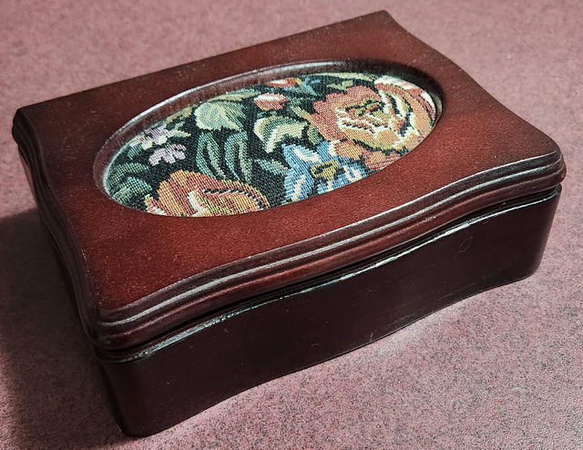Small Wooden Decorative Jewellery Box (Vintage)♥️