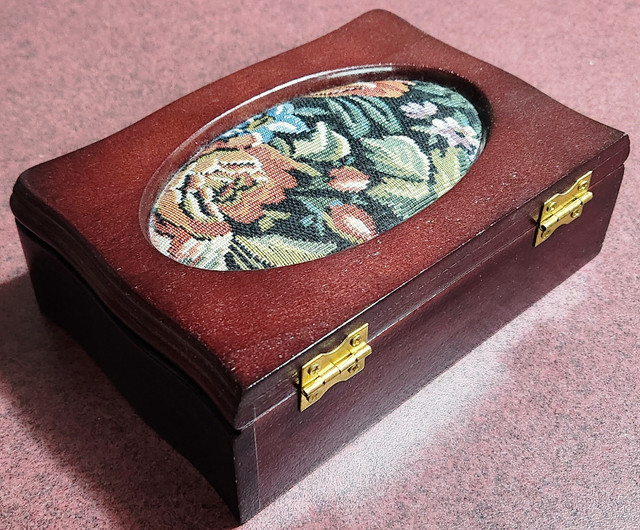 Small Wooden Decorative Jewellery Box (Vintage)♥️ - photo 2
