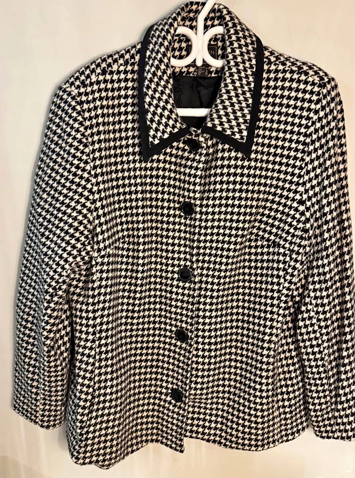 Wool blend cream & black houndstooth jacket/blazer