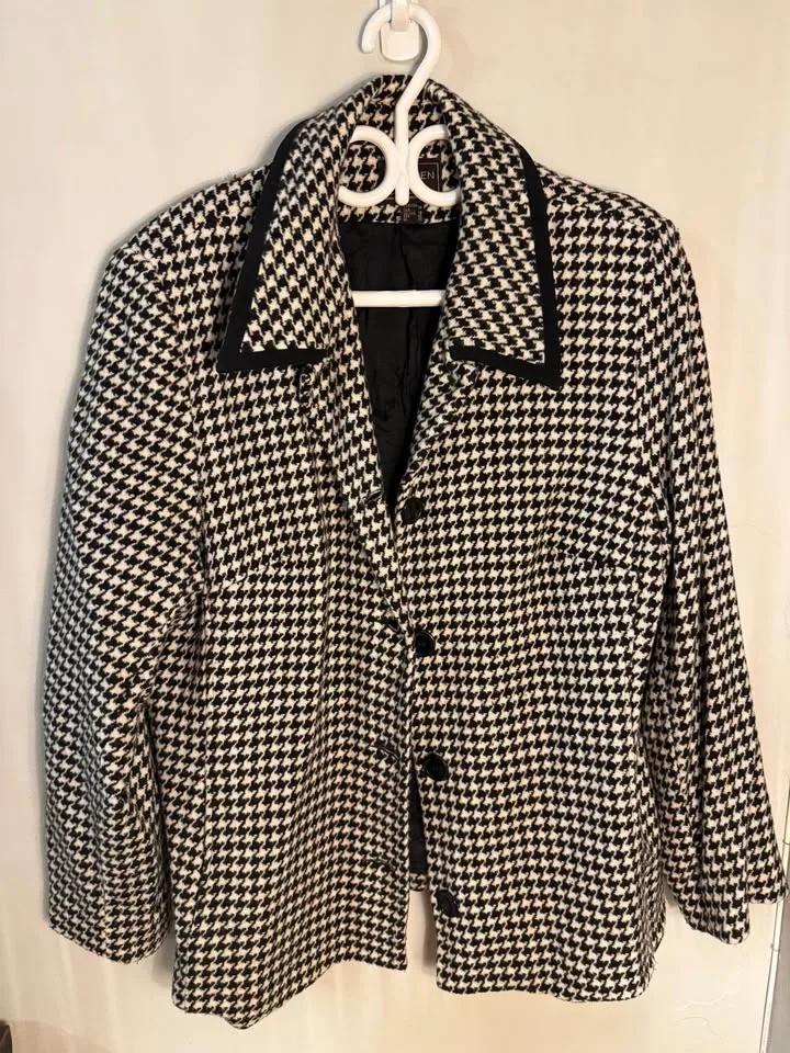 Wool blend cream & black houndstooth jacket/blazer image indicator(2)