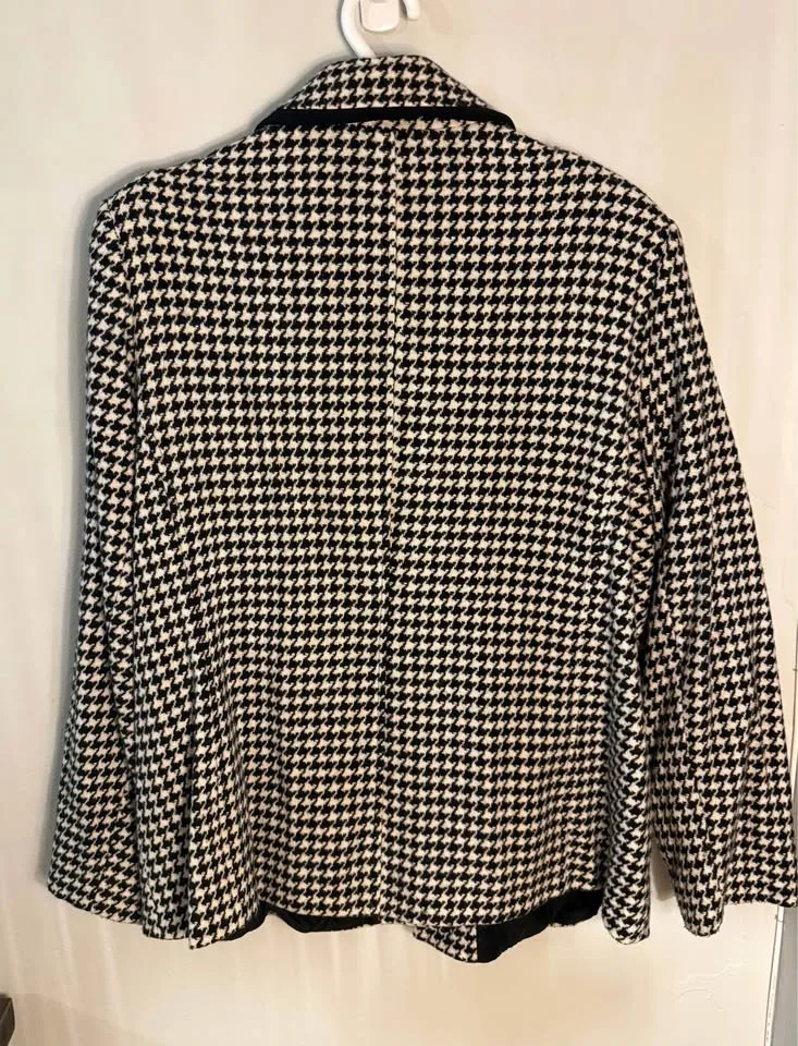 Wool blend cream & black houndstooth jacket/blazer image indicator(3)