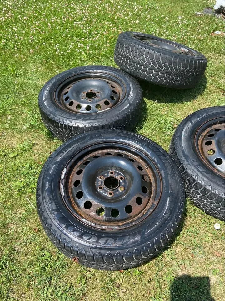 Chevy Uplander rims and tires image indicator(9)