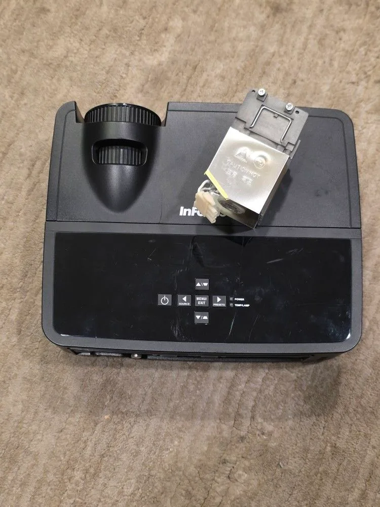 Epson Projector With Brand New Bulb thumbnail