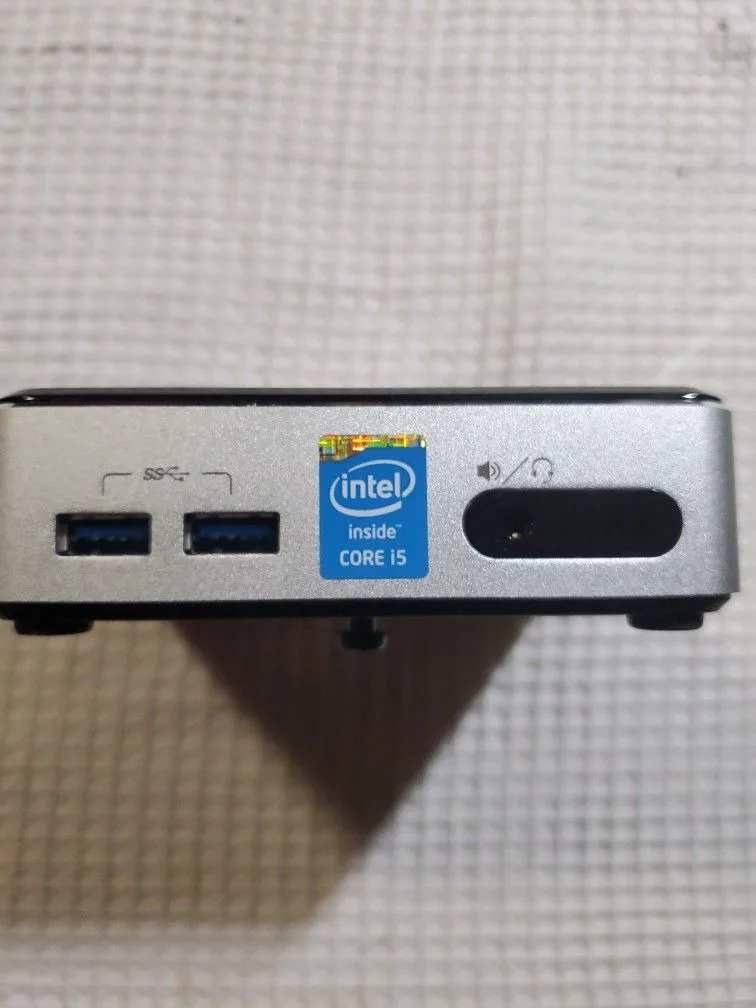 Intel NuC Portalble Pc thumbnail