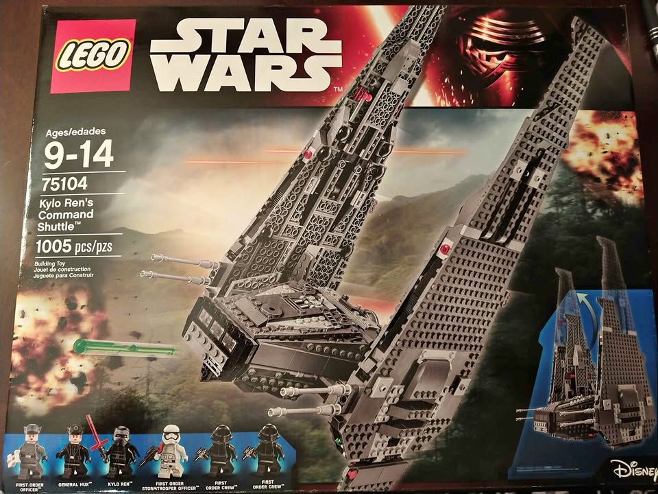 Brand new Retired Lego Kylo Ren's command shuttle 75104