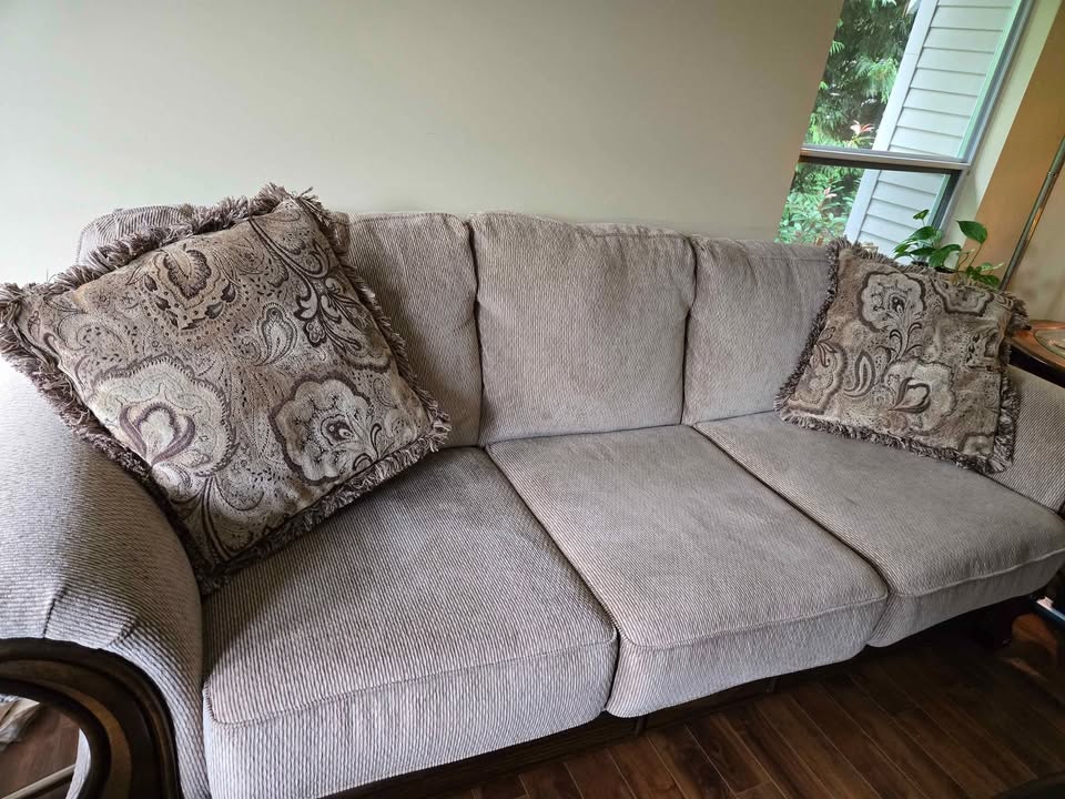 Ashley Sofa Set, recently bought, warranty included - photo 3