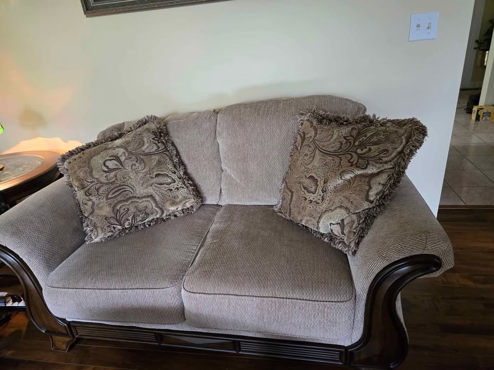 Ashley Sofa Set, recently bought, warranty included - photo 4
