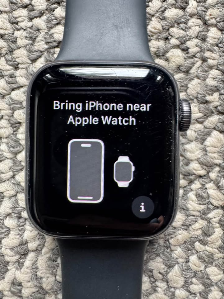 Apple Watch SE (40 mm, GPS) - Black Aluminum - Great Condition - photo 2