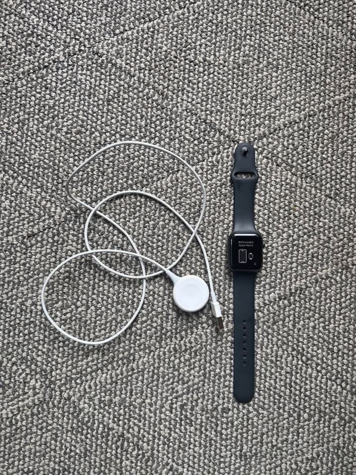 Apple Watch SE (40 mm, GPS) - Black Aluminum - Great Condition - photo 3