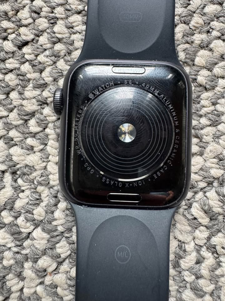 Apple Watch SE (40 mm, GPS) - Black Aluminum - Great Condition - photo 4