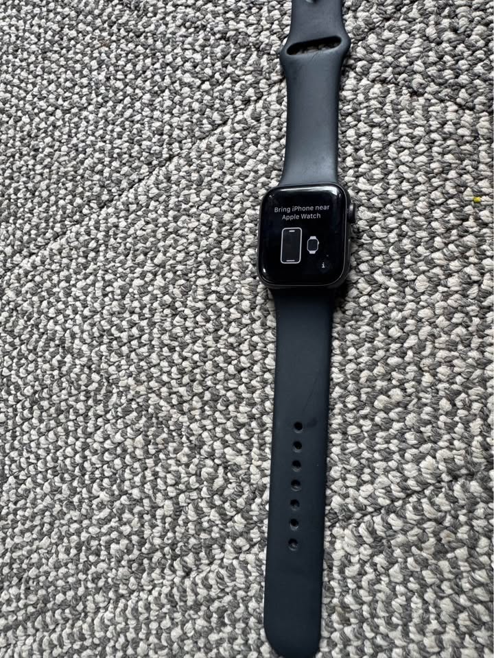 Apple Watch SE (40 mm, GPS) - Black Aluminum - Great Condition - photo 5