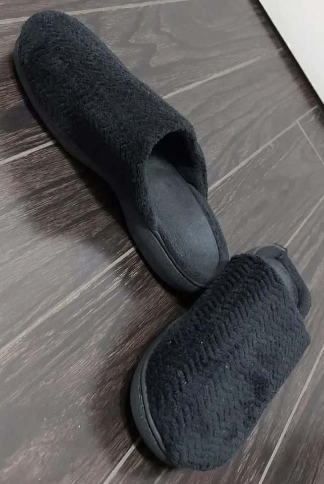 ISOspa Black Cozy Indoor Slip-On Slippers – Size 6.5–7 image indicator(3)