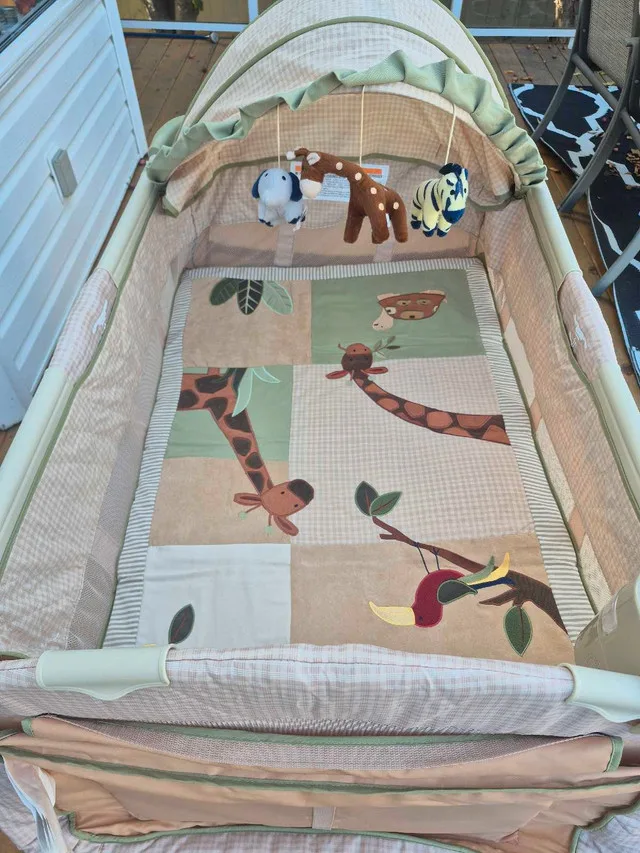 Baby Trend Zanzibar Deluxe Playpen image indicator(2)