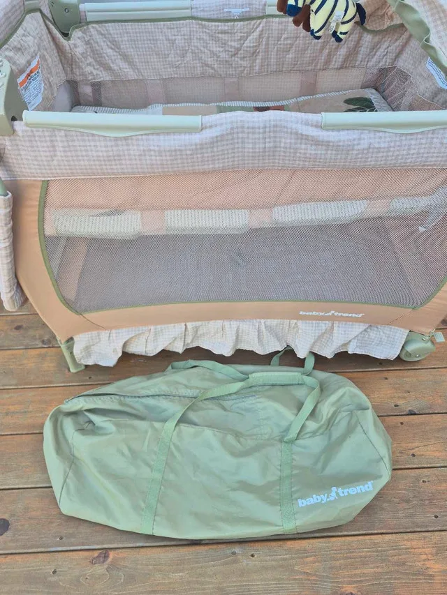 Baby Trend Zanzibar Deluxe Playpen image indicator(3)