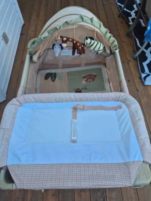 Baby Trend Zanzibar Deluxe Playpen image indicator(7)