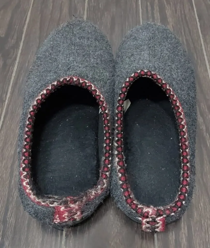Grey Wool-Blend Cozy Indoor Slippers – Size Large (L/G) image indicator(2)