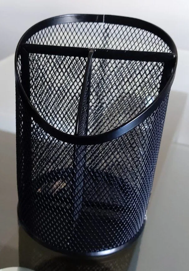 Wire Mesh Desktop Pencil Cup and one free pen holder image indicator(2)