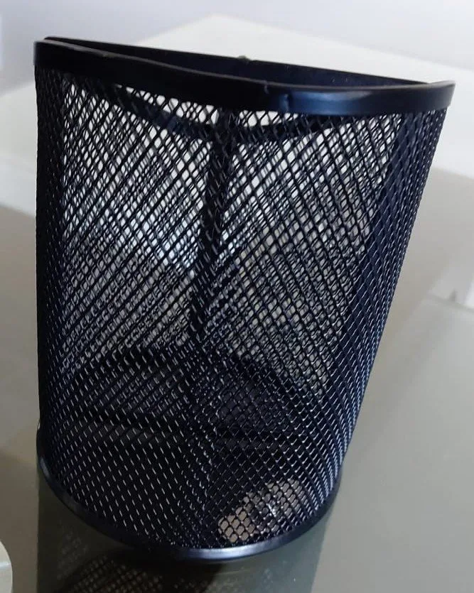 Wire Mesh Desktop Pencil Cup and one free pen holder image indicator(3)