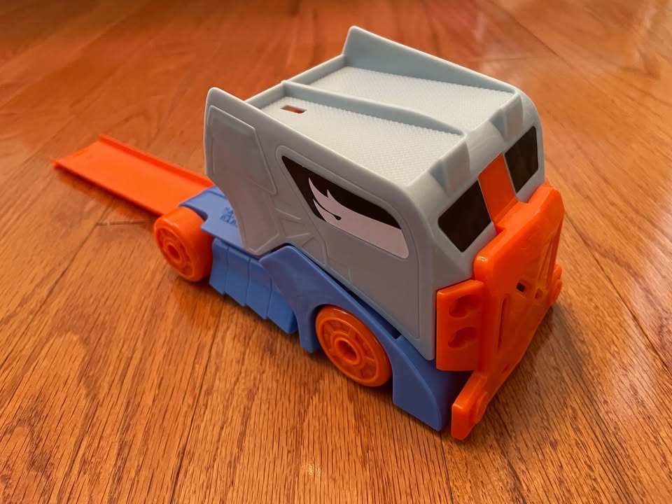 Hot Wheels Ptero-Port Attack Plane and Truck - photo 5