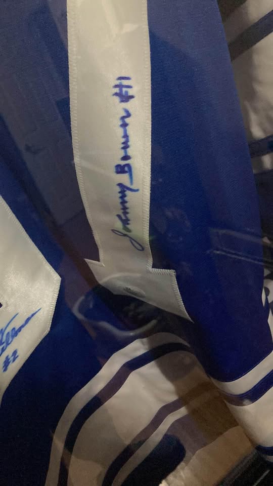 Signed maple leafs jersey by 4 players last cup in 1967 - photo 4