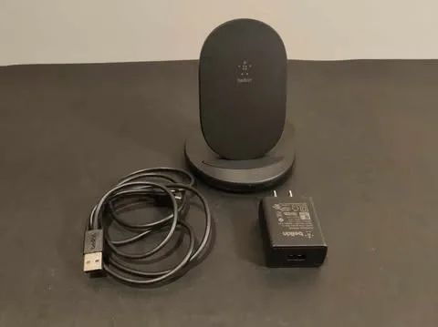 Good Finds | Belkin BoostCharge Wireless Charging Stand 15W image indicator(4)