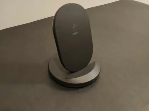 Good Finds | Belkin BoostCharge Wireless Charging Stand 15W image indicator(6)