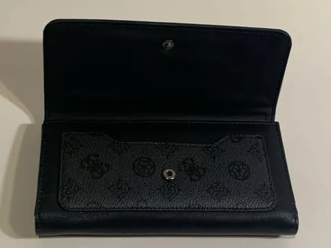 Good Finds | GUESS Black Wallet – Elegant & Functional image indicator(4)