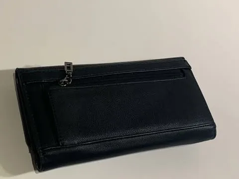 Good Finds | GUESS Black Wallet – Elegant & Functional image indicator(5)