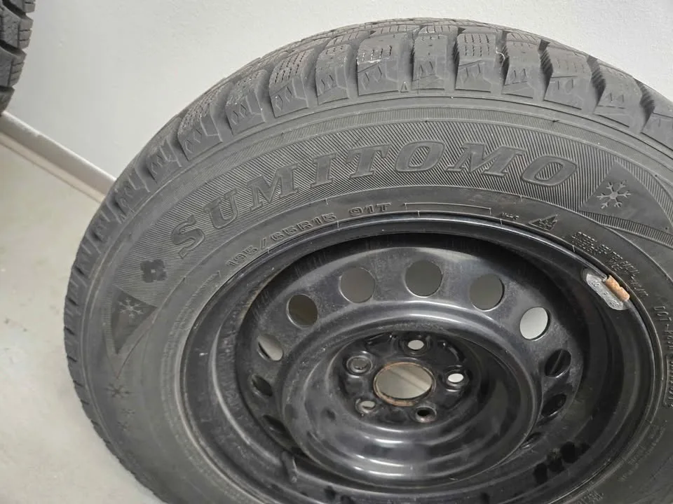 15" Snow Tires 195/65R15 91T on Steel Rims Used 1 Season image indicator(2)