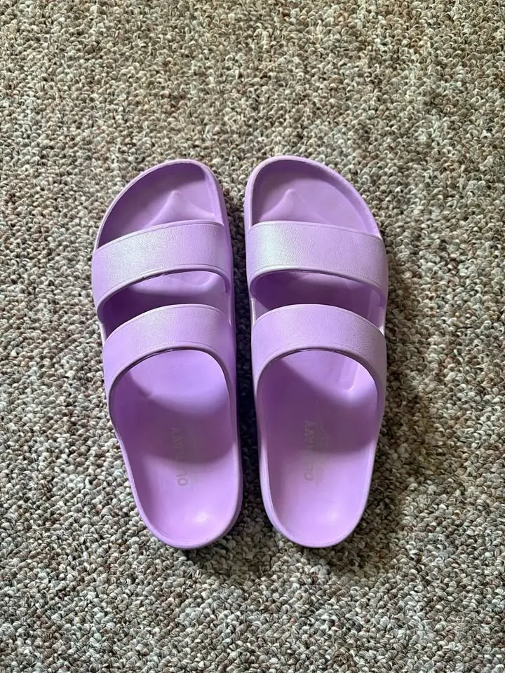 Women’s slides thumbnail