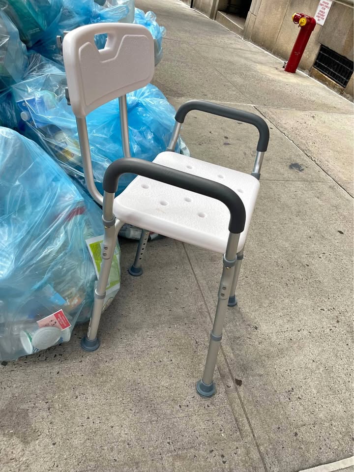 🧡 Free White Shower Chair
